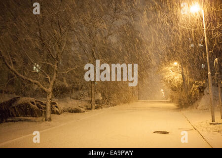 viel Schneefall und leeren Gehweg Stockfoto