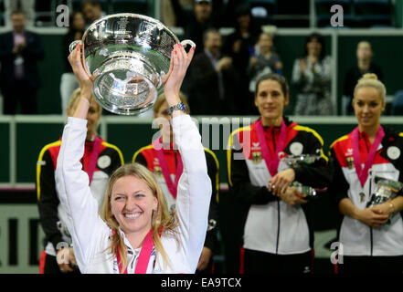 Das Tschechische Team gewann die Frauen Tennis Fed-Cup-Turnier, gegen Deutschland 3-1 in der Prager O2-Arena heute auf Sonntag, 9. November 2014. Tschechische Petra Kvitova hält die Trophy und deutsche Spieler wieder links nach rechts: Kapitän Barbara Rittner, Angelique Kerber, Andrea Petkovic und Sabine Lisicki. (CTK Phtoto/Michal Kamaryt) Stockfoto