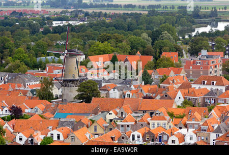 Luftbild von gefliesten Dächer und eine traditionelle Windmühle in der Stadt Zierikzee, Schouwen-Duiveland, Zeeland, Niederlande Stockfoto