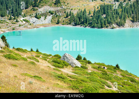 Spektakuläre landschaftliche Big Almaty-See, Tien Shan-Gebirge in Almaty, Kasachstan, Asien im Sommer Stockfoto