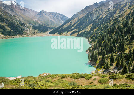 Spektakuläre landschaftliche Big Almaty-See, Tien Shan-Gebirge in Almaty, Kasachstan, Asien im Sommer Stockfoto