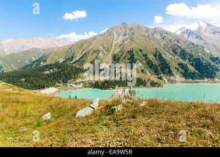 Spektakuläre landschaftliche Big Almaty-See, Tien Shan-Gebirge in Almaty, Kasachstan, Asien im Sommer Stockfoto