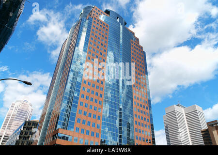 Montreal, Kanada - 19. August 2008: Montreal downtown Wolkenkratzer an einem bewölkten Tag. Im Vordergrund das Gebäude Maison Astrale Stockfoto