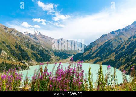 Spektakuläre landschaftliche Big Almaty-See, Tien Shan-Gebirge in Almaty, Kasachstan, Asien im Sommer Stockfoto