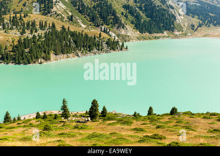 Spektakuläre landschaftliche Big Almaty-See, Tien Shan-Gebirge in Almaty, Kasachstan, Asien im Sommer Stockfoto