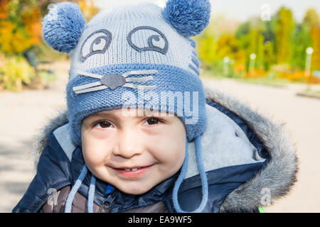 Niedliche kleine Kind Junge im Herbst park Stockfoto