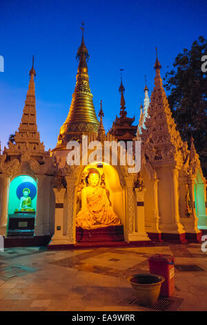 Heiligtum in der Shwedagon-Pagode, Yangon, Myanmar Stockfoto