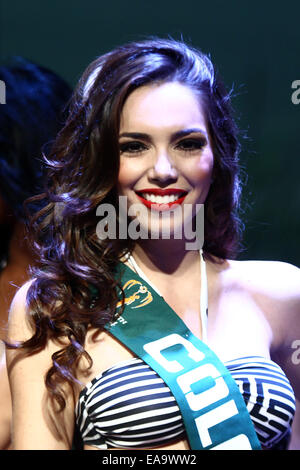 Makati City, Philippinen. 10. November 2014. Miss Kolumbien Alejandra Villafane nimmt an der Miss Earth 2014 Festzug in Makati City, Philippinen, 10. November 2014. Insgesamt 86 Teilnehmer aus der ganzen Welt den Wettbewerb teilgenommen. Bildnachweis: Rouelle Umali/Xinhua/Alamy Live-Nachrichten Stockfoto