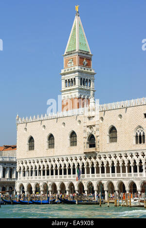 Venedig, Italien - 21. August 2012: Dogenpalast (Palazzo Ducale) und Markusplatz Glockenturm (Campanile di San Marco). Stockfoto