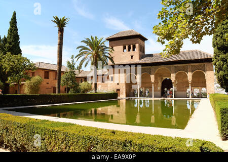 Granada, Spanien - 14. August 2011: Damen-Turm (Torre de Las Damas) und Gärten des Partal an der Alhambra in Granada. Stockfoto