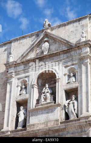 Kirche des Heiligen Franziskus in Piazza del Popolo, Ascoli Piceno, Le Marche, Italien Stockfoto