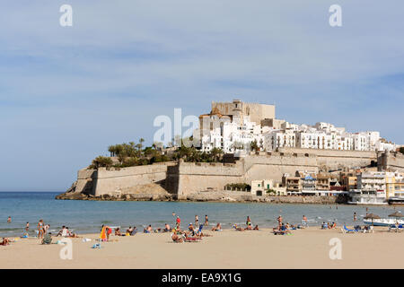 Peniscola, Spanien - 31. Mai 2010: Blick von Peniscola mit seiner weißen und blauen Häuser mit flachen Dächern, die mit Blick auf Mittelmeer. Stockfoto