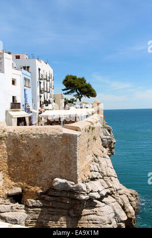 Peniscola, Spanien - 31. Mai 2010: Blick von Peñiscola mit seinen weißen und blauen Häusern mit Blick auf das Mittelmeer. Stockfoto