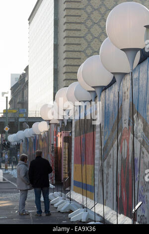 LICHTGRENZE Kunstinstallation zum 25. Jahrestag des Falles der Berliner Mauer in der East Side Gallery, Berlin, Deutschland. Stockfoto