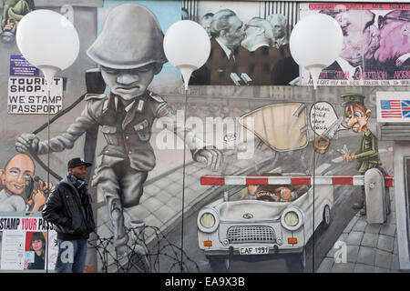 LICHTGRENZE Kunstinstallation zum 25. Jahrestag des Falles der Berliner Mauer in der East Side Gallery, Berlin, Deutschland. Stockfoto