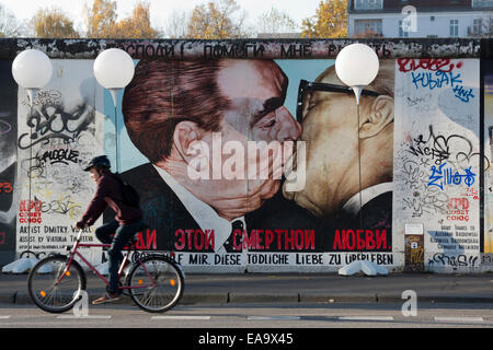 Lichtgrenze kunst Installation für das 25-jährige Jubiläum des Falls der Berliner Mauer an der East Side Gallery, Breshnew und Honecker Küssen von Dimitri Vrubel, Berlin, Deutschland. Stockfoto