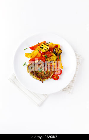 Frisch gebratenes Schweinefleisch Fleisch Steak serviert mit gegrilltem Gemüse (orange und gelbe Paprika, Auberginen, Tomaten, Zucchini). Stockfoto