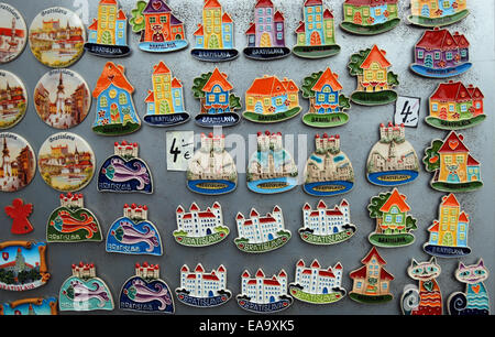 Souvenir-Kühlschrank-Magnete und Abzeichen auf dem Display in der Altstadt von Bratislava. Stockfoto