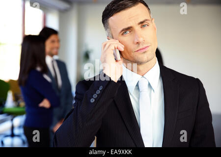 Zuversichtlich Geschäftsmann am Telefon im Büro Stockfoto