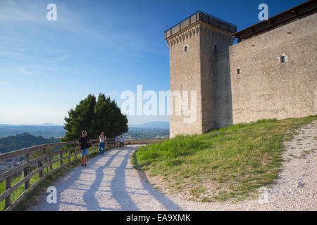 Menschen bei Rocca Albornoziana, Spoleto, Umbria, Italien Stockfoto