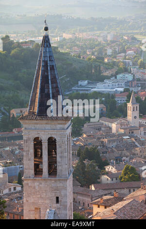 Turm der Duomo (Kathedrale), Spoleto, Umbria, Italien Stockfoto