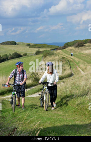 Ein junge Erwachsene paar Radtouren entlang der South Downs Way am Hintern Braue, Willingdon, in der Nähe von Eastbourne, East Sussex. UK Stockfoto