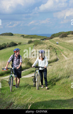 Ein junge Erwachsene paar Radtouren entlang der South Downs Way am Hintern Braue, Willingdon, in der Nähe von Eastbourne, East Sussex. UK Stockfoto