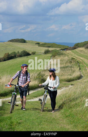 Ein junge Erwachsene paar Radtouren entlang der South Downs Way am Hintern Braue, Willingdon, in der Nähe von Eastbourne, East Sussex. UK Stockfoto