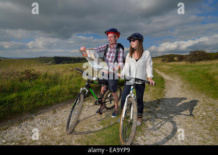 Ein junge Erwachsene paar Radtouren entlang der South Downs Way am Hintern Braue, Willingdon, in der Nähe von Eastbourne, East Sussex. UK Stockfoto