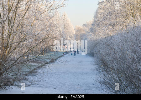 Leute, die Spaß auf einem gefrorenen Graben in den Niederlanden Stockfoto