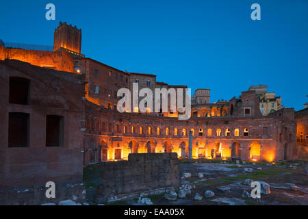 Trajan Markt (UNESCO-Weltkulturerbe) in Trajan Forum in der Abenddämmerung, Rom, Latium, Italien Stockfoto