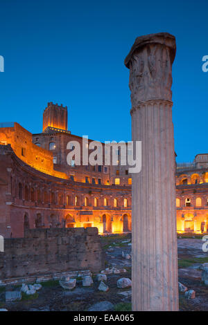 Trajan Markt (UNESCO-Weltkulturerbe) in Trajan Forum in der Abenddämmerung, Rom, Latium, Italien Stockfoto