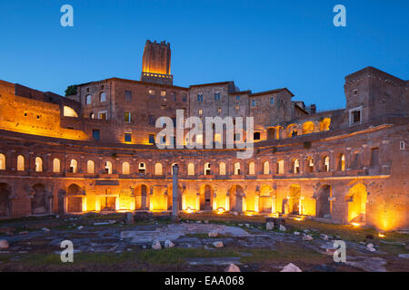 Trajan Markt (UNESCO-Weltkulturerbe) in Trajan Forum in der Abenddämmerung, Rom, Latium, Italien Stockfoto