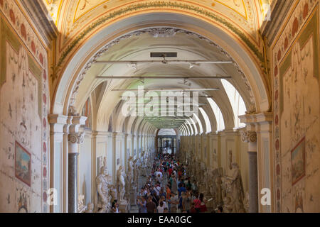 Massen im Inneren der Vatikanischen Museen (UNESCO-Weltkulturerbe), Vatikanstadt, Rom, Italien Stockfoto