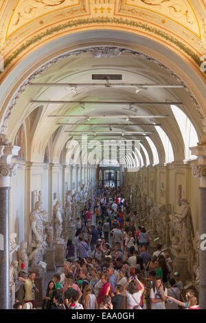 Massen im Inneren der Vatikanischen Museen (UNESCO-Weltkulturerbe), Vatikanstadt, Rom, Italien Stockfoto