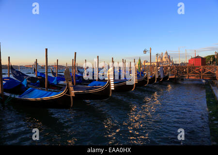 Gondeln bei Sonnenaufgang am Markusplatz Waterfront, Venedig, Italien. Stockfoto