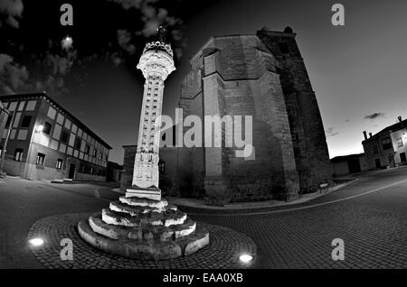 Spanien, Jakobsweg: Nächtliche Blick auf den mittelalterlichen Pranger und Kirche in Boadilla del Camino in schwarz / weiß-version Stockfoto