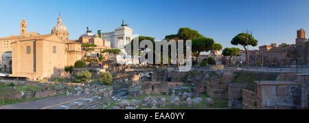 Roman Forum (UNESCO-Weltkulturerbe) in der Morgendämmerung, Rom, Latium, Italien Stockfoto