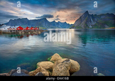 Bild von Lofoten Inseln, Norwegen bei Sonnenuntergang. Stockfoto