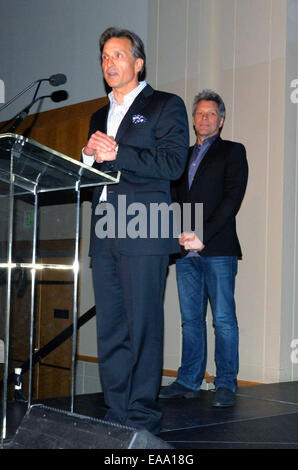 Jon Bon Jovi kümmert sich der Bund Haus Pennsylvania "A Night of A Thousand Stars" Gala Featuring: Craig Spencer, Jon Bon Jovi wo: Philadelphia, Pennsylvania, USA bei: 7. Mai 2014 Stockfoto