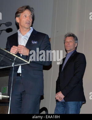 Jon Bon Jovi kümmert sich der Bund Haus Pennsylvania "A Night of A Thousand Stars" Gala Featuring: Craig Spencer, Jon Bon Jovi wo: Philadelphia, Pennsylvania, USA bei: 7. Mai 2014 Stockfoto