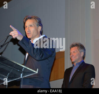 Jon Bon Jovi kümmert sich der Bund Haus Pennsylvania "A Night of A Thousand Stars" Gala Featuring: Craig Spencer, Jon Bon Jovi wo: Philadelphia, Pennsylvania, USA bei: 7. Mai 2014 Stockfoto