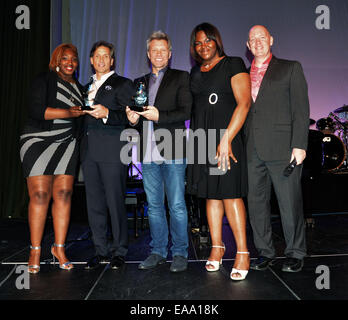 Jon Bon Jovi kümmert sich der Bund Haus Pennsylvania "A Night of A Thousand Stars" Gala Featuring: Craig Spencer, Jon Bon Jovi, Kevin Ryan Where: Philadelphia, Pennsylvania, USA bei: 7. Mai 2014 Stockfoto