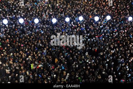 Berlin, Deutschland. 9. November 2014. Massen von Menschen versammelt, um die Freisetzung von Ballon Laternen aus die Grenze des Lichts Ebert-Straße in Berlin, Deutschland, 9. November 2014 sehen. Die Ballon Laternen waren Teil des Projekts "Grenze der Lichter 2014" Gedenken an den 25. Jahrestag der Fall der Berliner Mauer am 9. November 2014. Foto: Britta Pedersen/Dpa/Alamy Live News Stockfoto