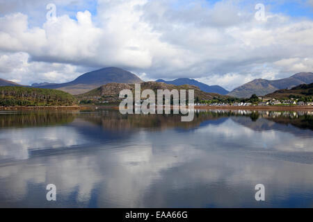 Shieldaig Dorf in der North West Highlands von Schottland über Loch Shieldaig aus Doireaonar in die Torridon Berge gesehen Stockfoto