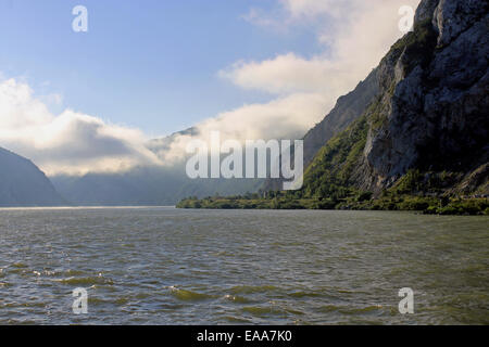 Am frühen Morgen auf der Donau am Eisernen Tor, die die Grenze zwischen Serbien und Rumänien im Norden bilden. Stockfoto