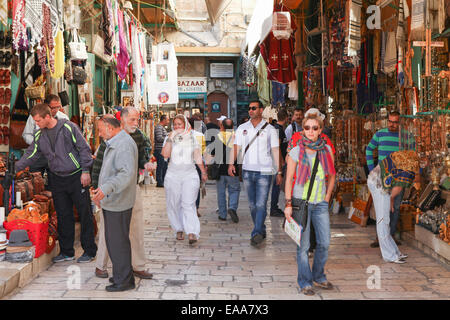 Touristen und Einheimische an Jerusalem Altmarkt Stockfoto