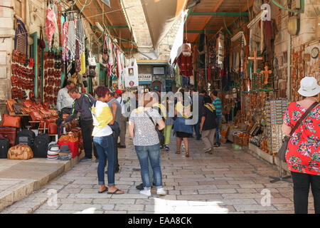 Touristen und Einheimische an Jerusalem Altmarkt Stockfoto