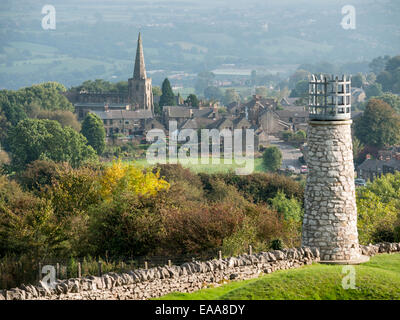 Die Stadt Crich mit Tower of St. Marys Church und das Lagerfeuer Leuchtfeuer auf Vordergrund, Derbyshire, UK Stockfoto