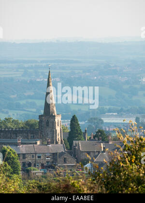 Die Stadt Crich mit Tower of St. Marys Church und das Lagerfeuer Leuchtfeuer auf Vordergrund, Derbyshire, UK Stockfoto